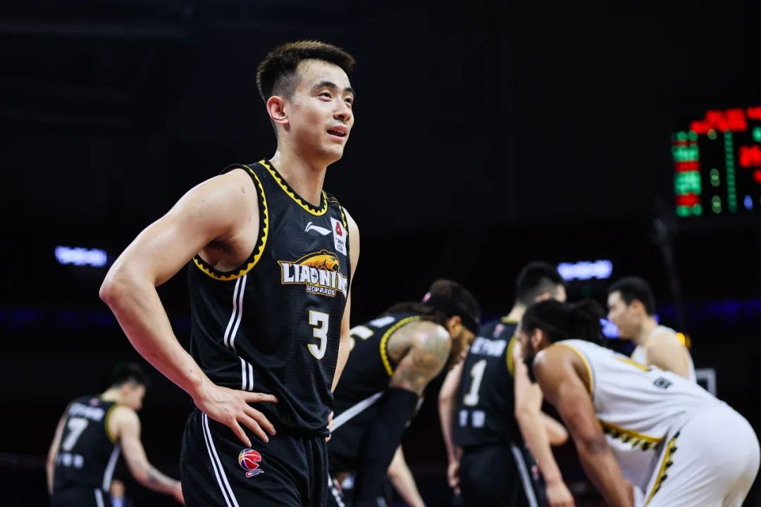 杨鸣|2米18！2米15！季后赛仅得2分，昔日国青核心遭弃用，他才23岁