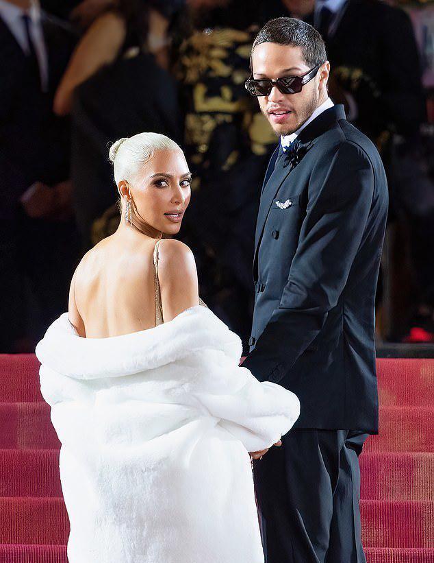 皮特|42岁金·卡戴珊穿奶白裙，花瓶腰真绝，夜访纽约被指“想皮特了”