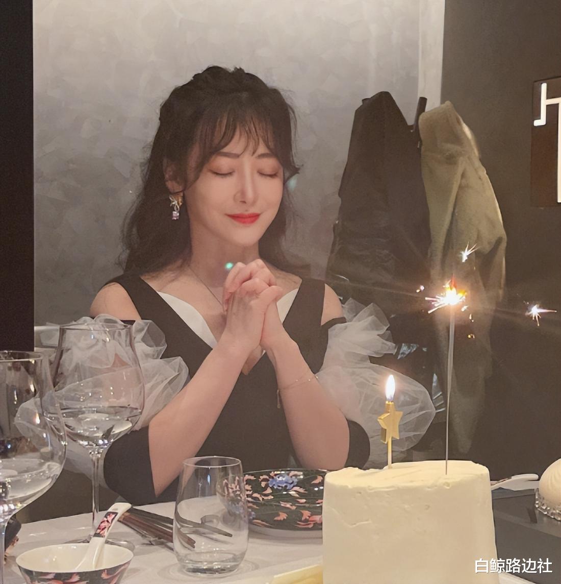 陈紫函|47岁陈紫函近照曝光！细腰长腿大秀事业线，嫁鲜肉老公被宠成公主