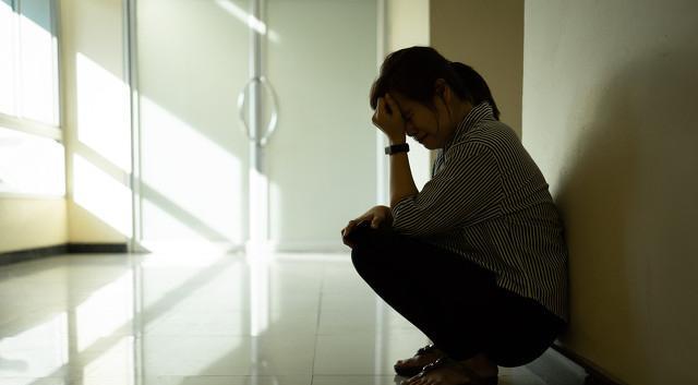 76岁父亲患病后急需手术,三个女儿拒绝签字后称:治好了也没人养