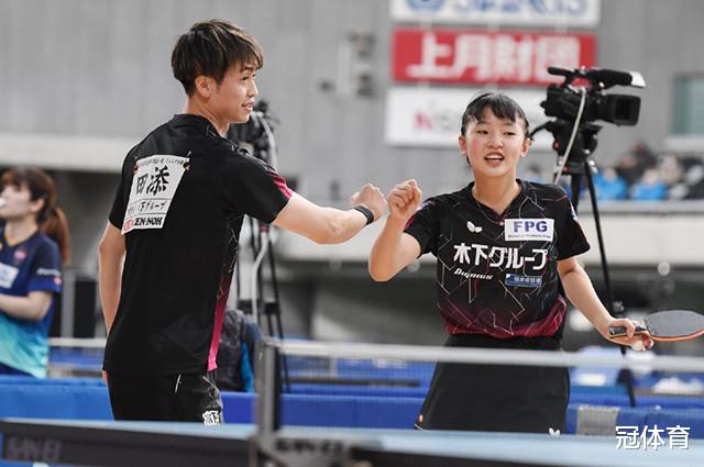 日本队|3-0！华裔教练助日乒新星夺冠，横扫张本智和妹妹，师徒开怀大笑