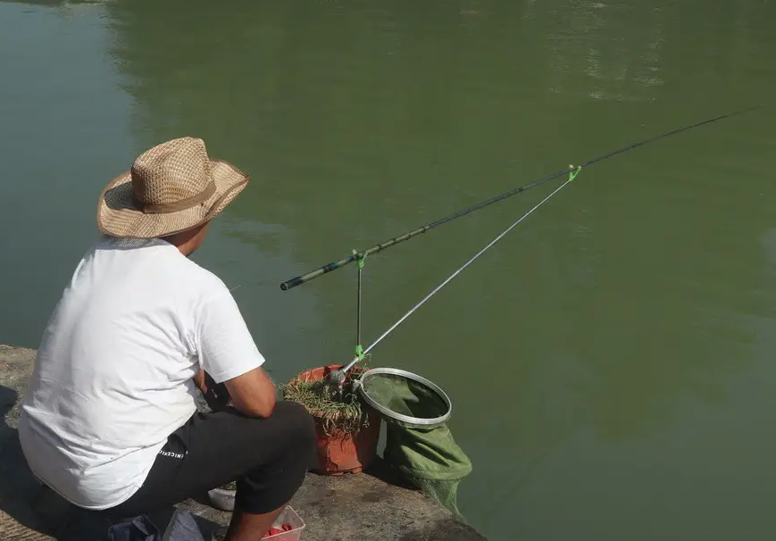 |钓鱼佬有多厉害,曾发现犯罪团伙,曾钓到古化石……