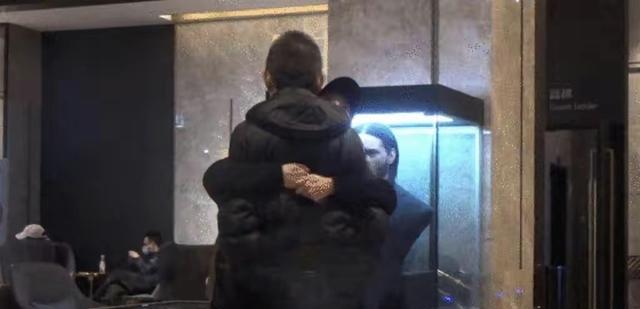 李纯|34岁“谋女郎”疑似恋情曝光!男方年龄成谜,二人搂抱好似热恋期