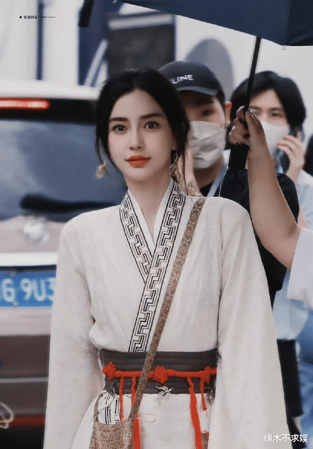 Angelababy|Angelababy活动被拍，168cm个头纤细，生图状态大获好评