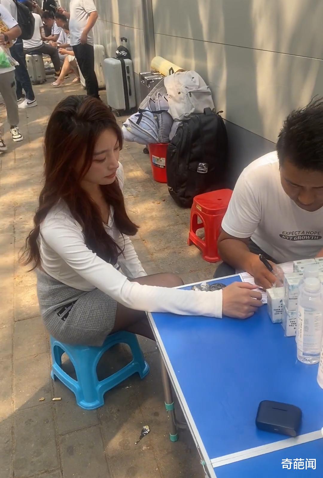 小伙爱上美女厂花,屡次献殷勤遭拒,美女表情亮了!网友:放手吧