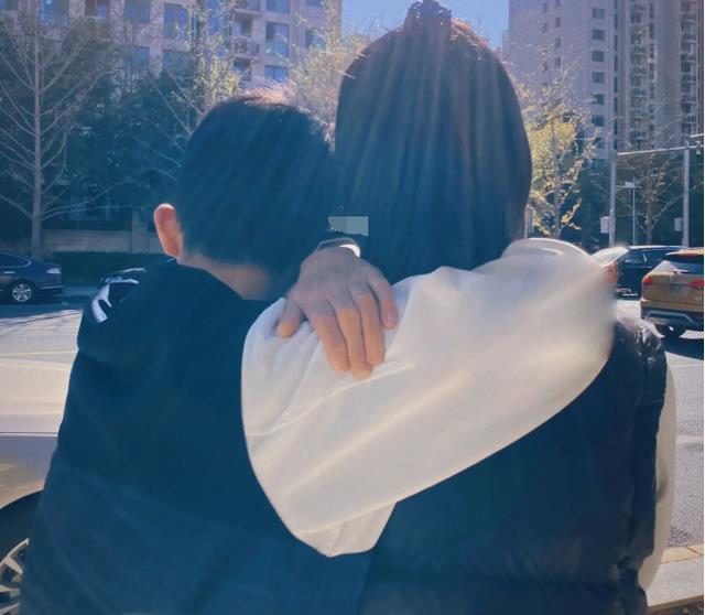 郭柯宇|郭柯宇晒儿子背影照，和儿子十指紧扣，和章贺离婚后租房养儿子