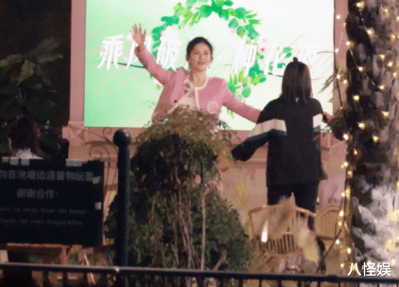 谢娜|谢娜《乘风破浪》主持人海报发布，黑西装配高马尾，酷飒十足