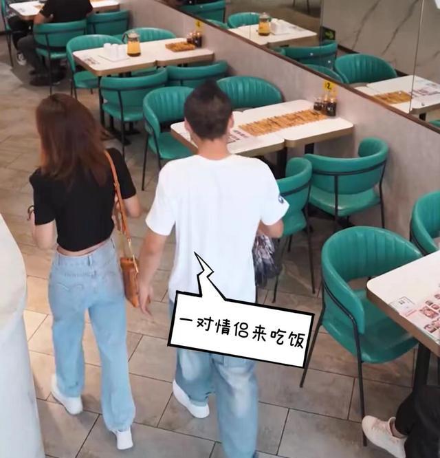 一对情侣来吃饭,女子的动作真少见,网友:细节见人品