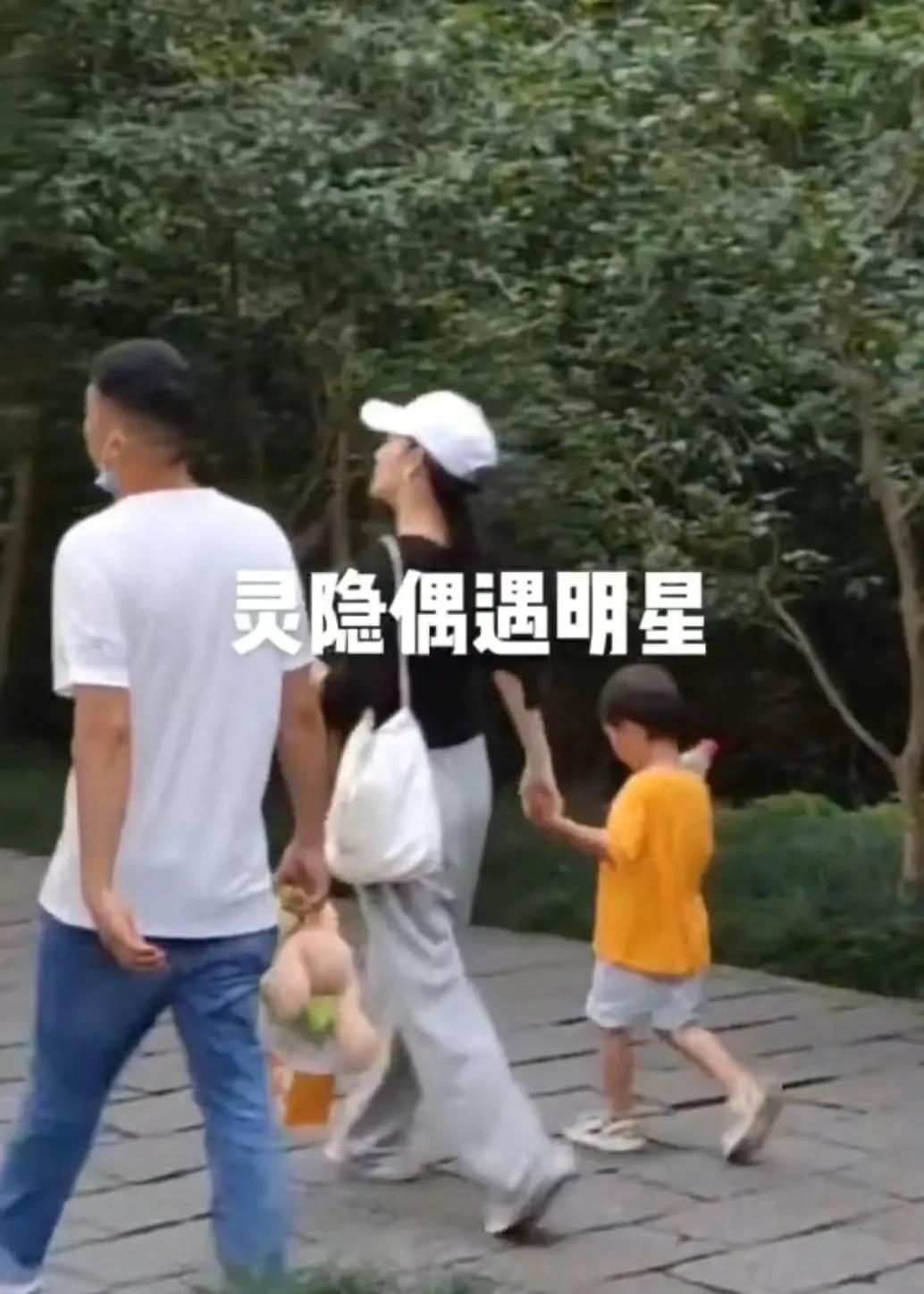 张嘉倪|偶遇张嘉倪带娃逛街买玩具,打扮低调随性像普通人,儿子很帅气