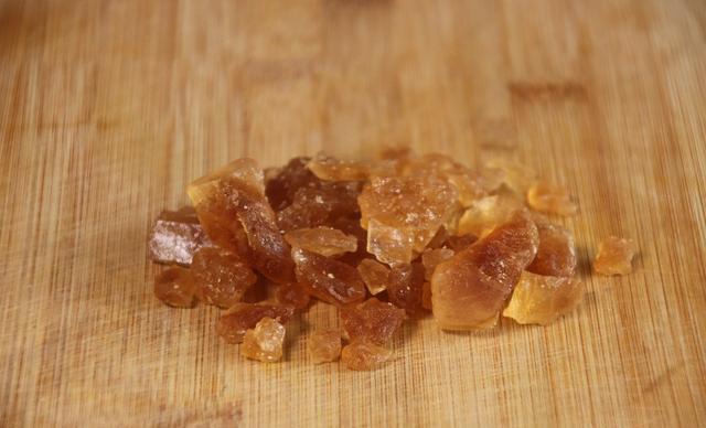 同样是冰糖,黄冰糖和白冰糖有什么区别?知道后别再乱买了