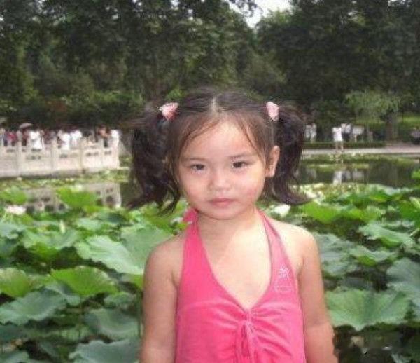 周涛|54岁周涛在高铁站低调排队!素颜出镜遮挡严实,低头玩手机太专注