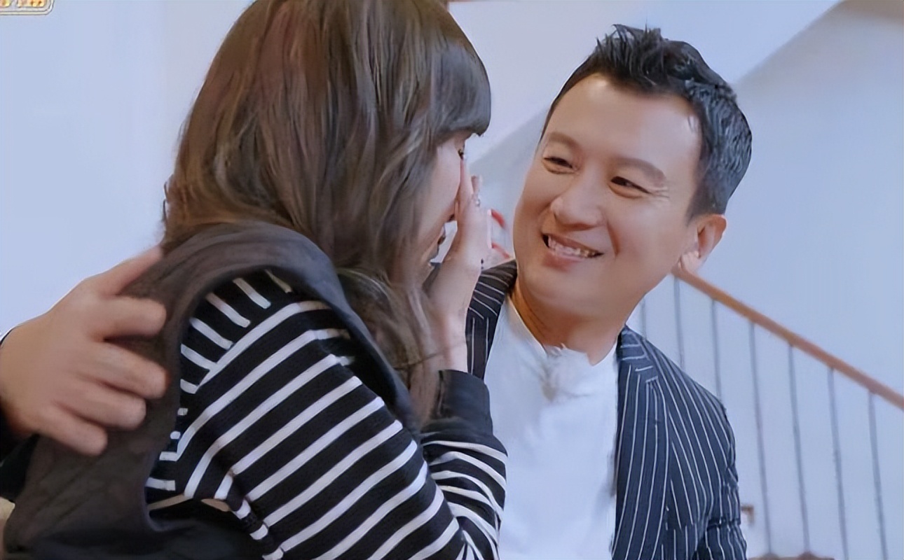 侯佩岑|侯佩岑老公被岳母夸很节俭：一个月就花一千块，追妻路不容易