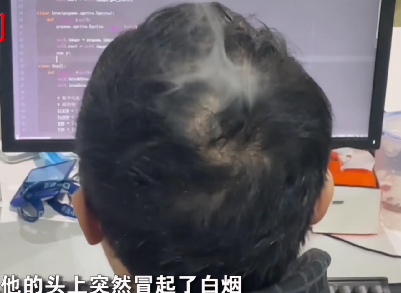 显示器|程序员写代码时头顶“冒烟”，认真工作毫无察觉，网友：太烧脑了
