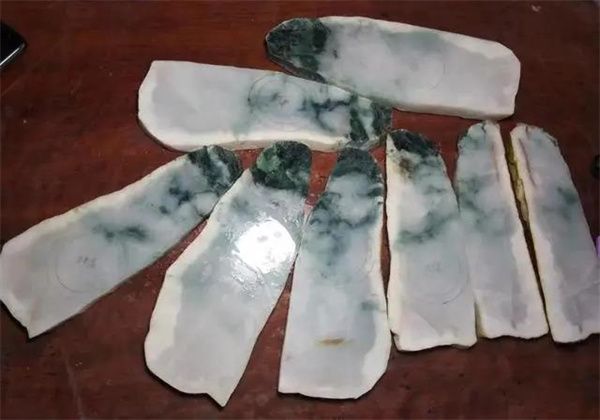 翡翠|15000拿下吐司形状的木那翡翠原石，七刀下去玉镯拿一堆？