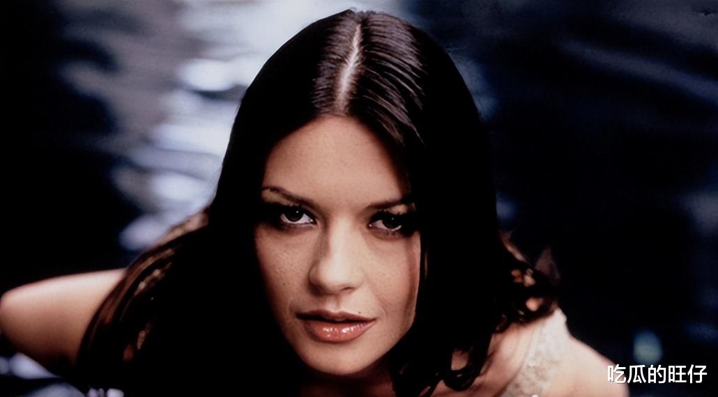 道格拉斯|泽塔琼斯：53岁美人迟暮，富豪老公很花心，儿女没继承她的高颜值