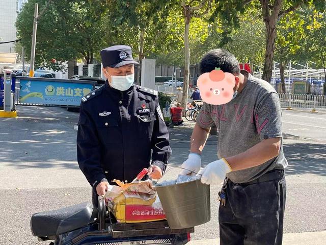 当事人执意带粉刷工具进交警大队 原因竟是……