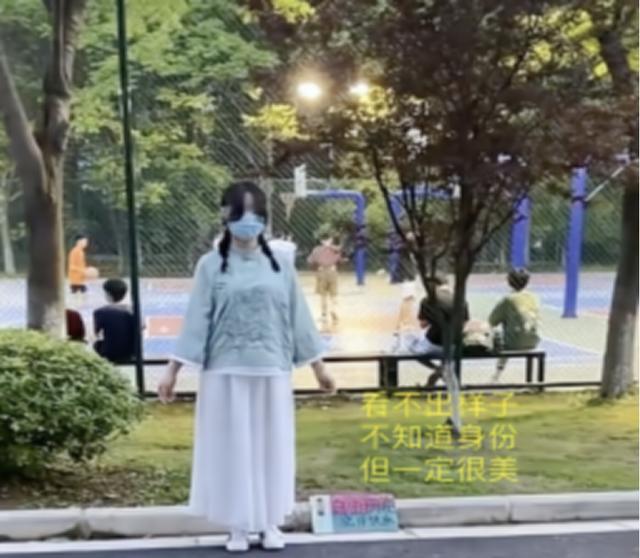 拥抱|“不敢抱，有点恐怖片的感觉”，一高校学生的艺术行为，引起争议