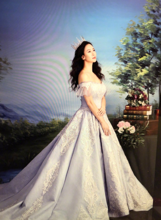 翁虹|性感女神，与丈夫相识4个月闪婚，今晒婚纱照庆结婚15年，甜蜜