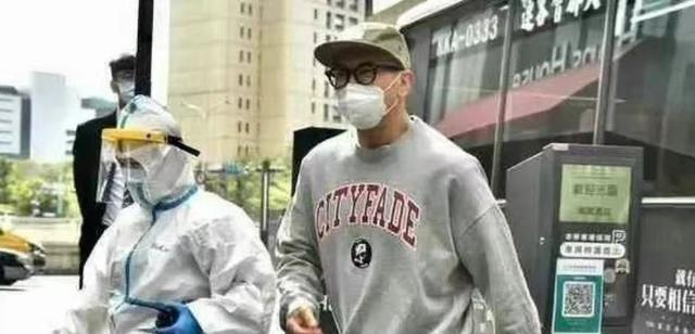 具俊晔|接具俊晔出关的神秘白衣男被曝光，是大小S的经纪助理，长相清秀