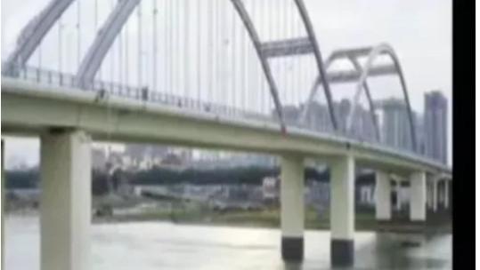 广西，南宁。一位15岁的女孩站在一座高桥上想跳江，正好19岁的李某经过