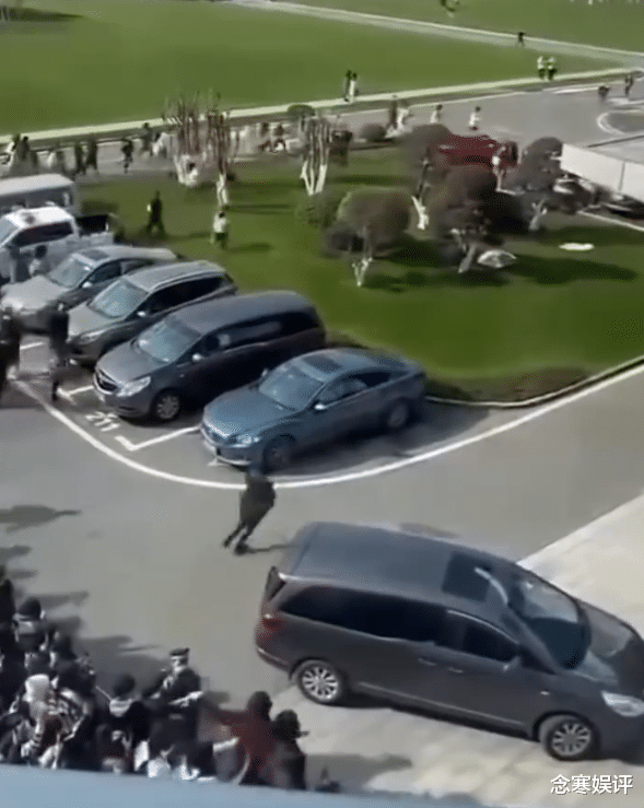 时代少年团|时代少年团粉丝无法无天,飞机刚落地滑行,扎堆冲向头等舱见偶像