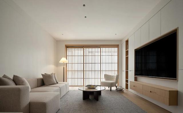 看了她家，才知什么叫比样板间还美，装修简约高级，没有一丝俗气