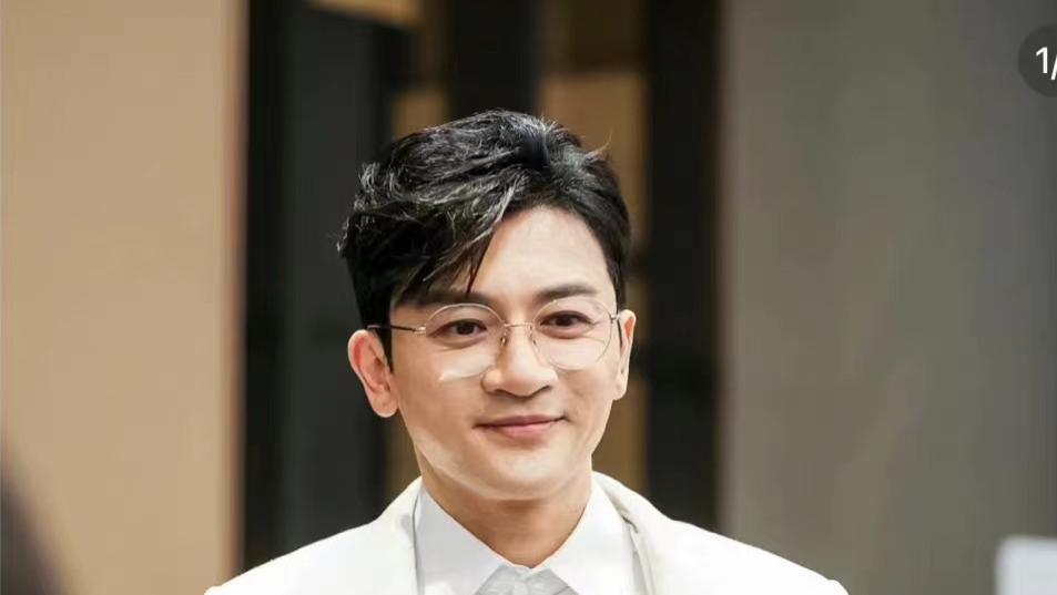 苏有朋|线上和高圆圆重聚，线下给陈妍希理裙子，金鸡奖这天的苏有朋很忙