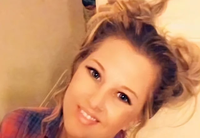 驾照|美国43岁母亲盗用女儿身份,化身青春靓女上大学,狂泡20岁小鲜肉