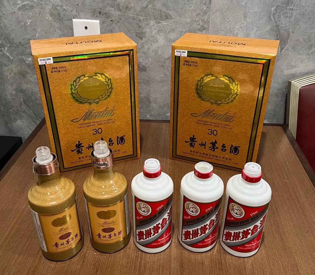 姜尘|34岁演员定居美国生活滋润,过节晒一桌茅台,和友聚餐喝3万红酒