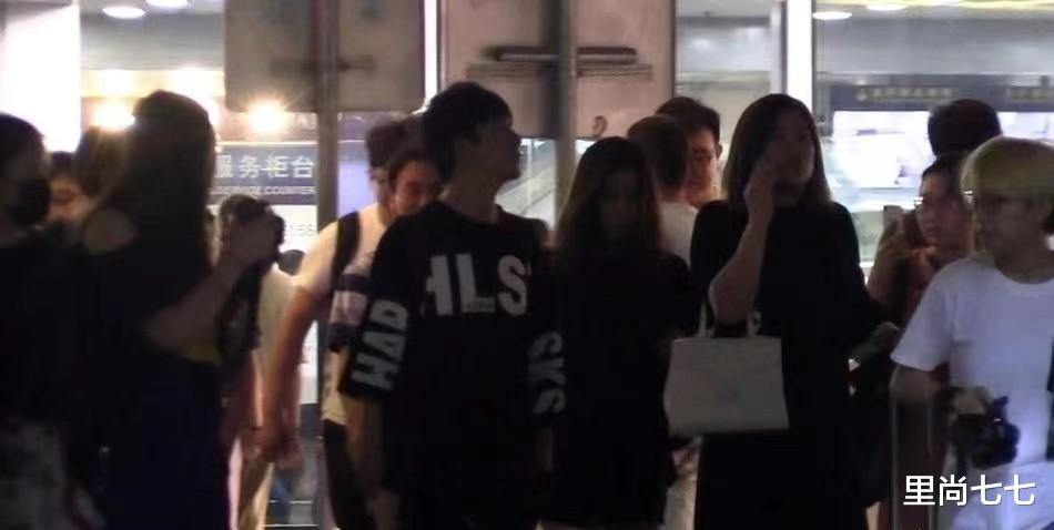 大张伟老婆不漂亮但有福气！拎爱马仕走机场，气场超强像女主