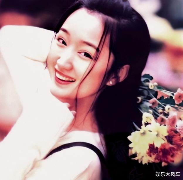 柳岩|51岁杨钰莹现身老家演出，与村民握手接地气，衣着打扮被吐槽显矮