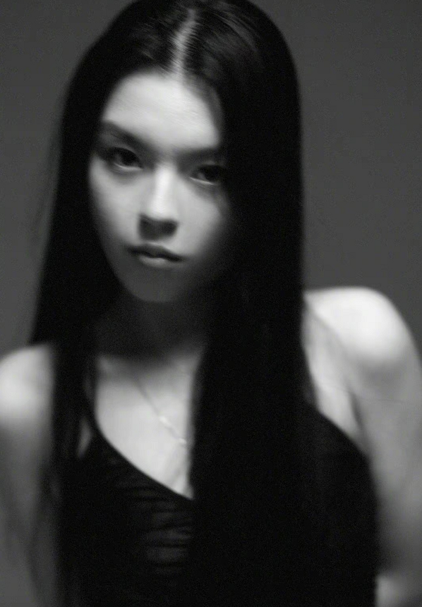 李咏女儿真高调!穿吊带裙拍写真尽情秀性感,没继承爸爸长脸超美