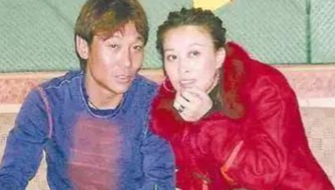 那英|2004年,那英生下儿子“高兴 坐月子时,才知道头顶戴上了“绿色草帽”