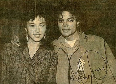 迈克尔·杰克逊|杰克逊：29年前，说起童年往事当众泪崩，用手臂遮住满是泪水的脸