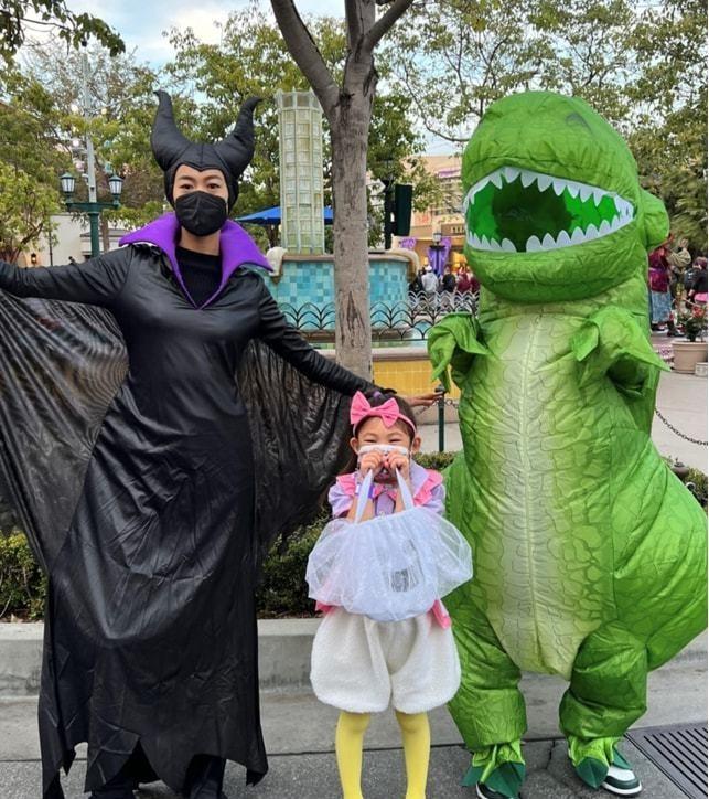 陈冠希|陈冠希一家街头被偶遇!老婆帮拍合照没架子,女儿紧贴爸爸太温馨