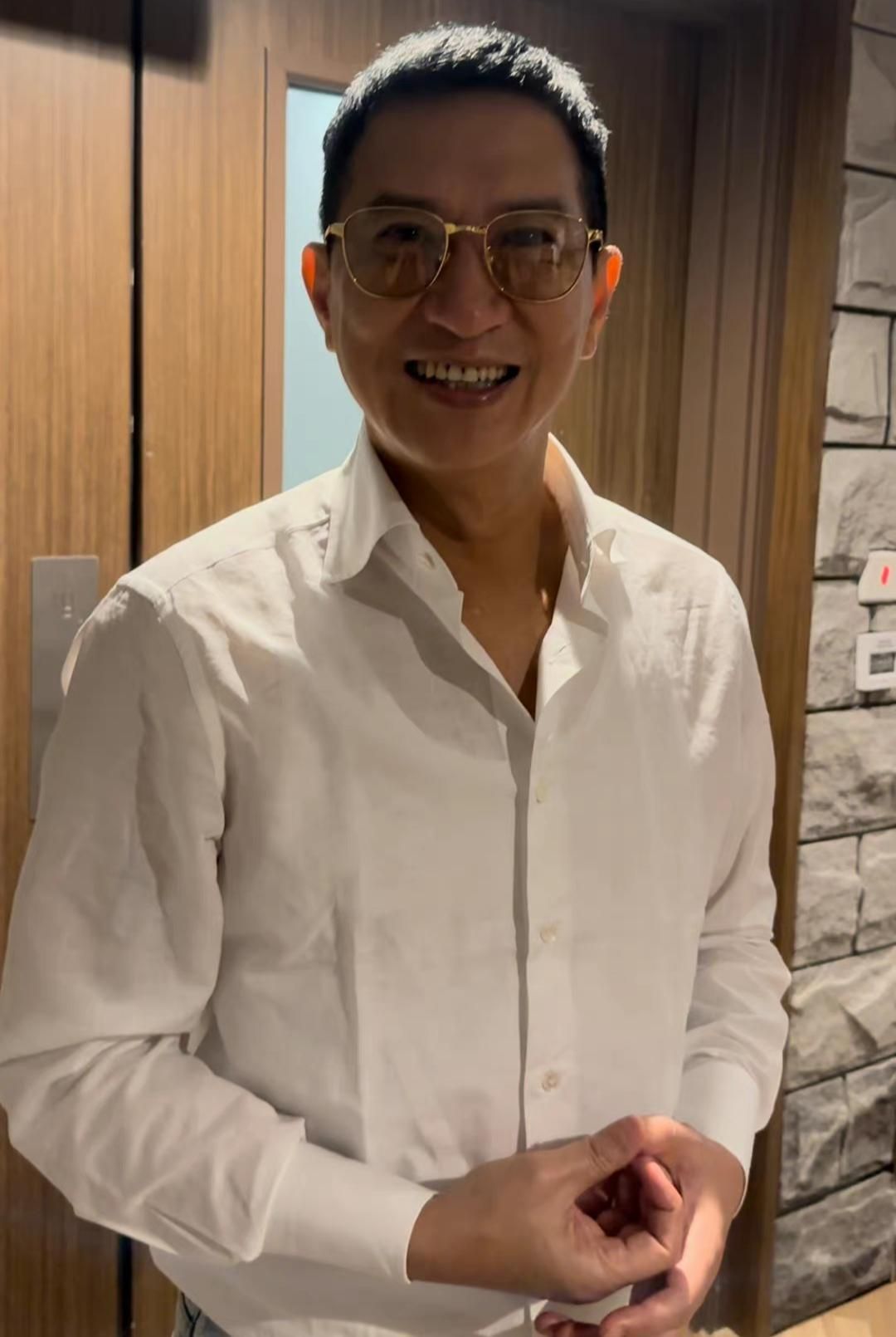 张家辉|张家辉本尊罕见晒近照，金丝眼镜显贵气，女儿身高赶上妈妈