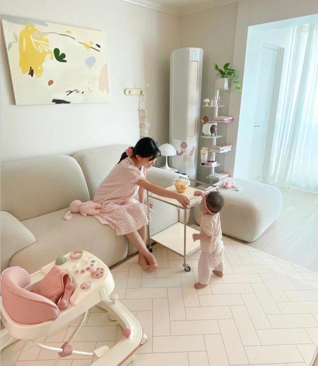 69一家三口住也不挤，打理得干净利落，过着平凡朴实的日常生活