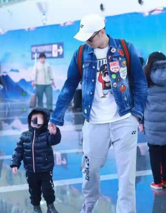 李成儒|林丹携妻儿机场出行，紧牵儿子慈父感明显，终于明白谢杏芳选择