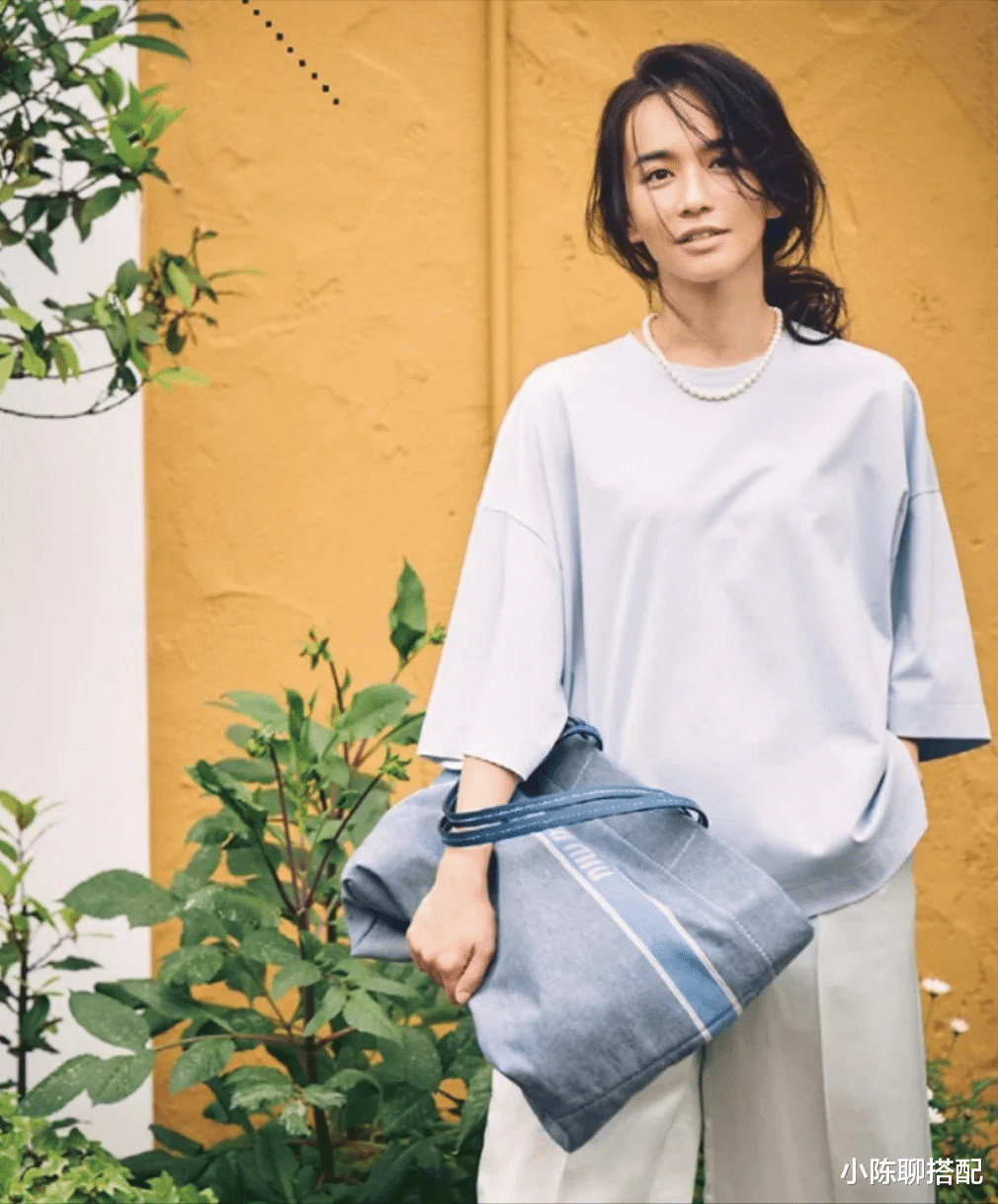 女人50岁以后穿热裤不得体，瞧这些妈妈的穿搭，优雅又清爽