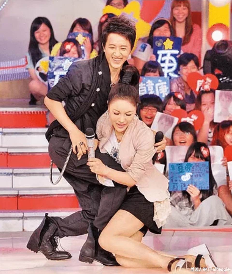 利菁|台版金星：20岁前当男人20岁后变女人，12年变脸7次，人生太剽悍