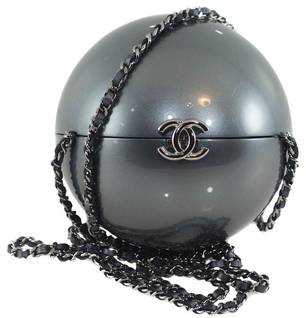 章泽天|章泽天为自家品牌站台，拎22万元包贵气十足，28岁身家已超1800亿