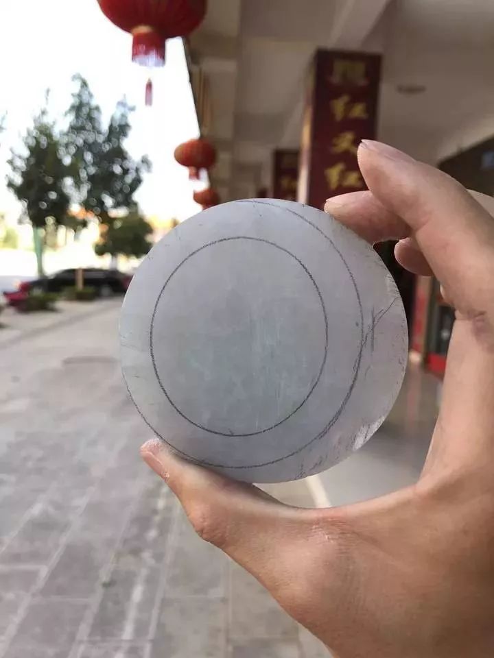 翡翠|大哥8000买下的翡翠赌石,一刀下去后,货主直呼:你有透视?!