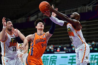 琼斯|琼斯赢上海后发文得瑟，早告诉你哥是CBA第一外援，不是领头羊还不吃呢