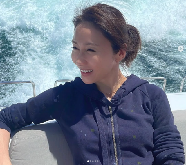 口红 50岁黎姿状态真好!素颜出镜皮肤白皙细腻,穿运动装坐豪艇游玩