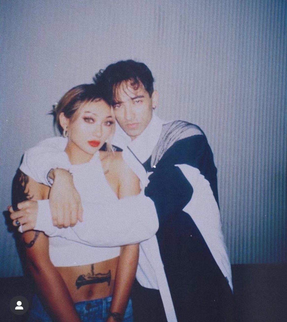 韦唯|?韦唯儿子私生活惹争议，国外和不同异性左拥右抱，举止超安全距离!