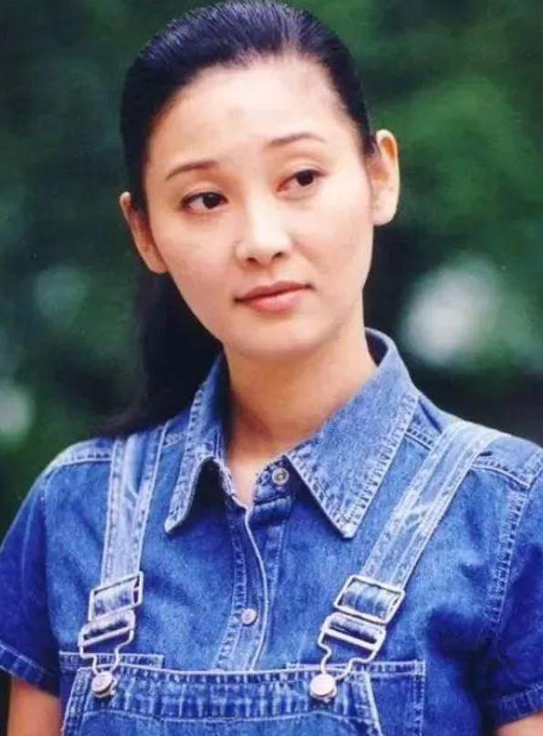 薛凯琪|冯小刚女儿冯思羽：心疼被抛弃的生母，也同情继母徐帆的“遭遇”