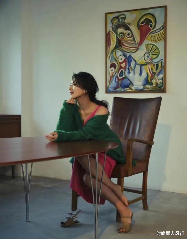 穿衣搭配|42岁陈好霸气拿回“万人迷”称号！穿针织衫拍大片，性感到骨子里