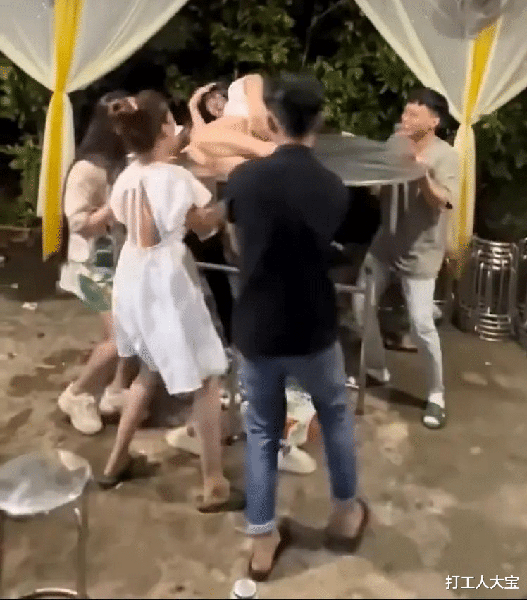 4男4女的“疯狂晚餐”，白衣女子竟被端上餐桌，众人举起餐桌转圈
