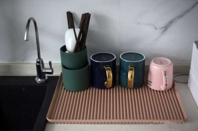 房子越小越不能乱装，学她把空间利用到极致，进屋才知：反差太大