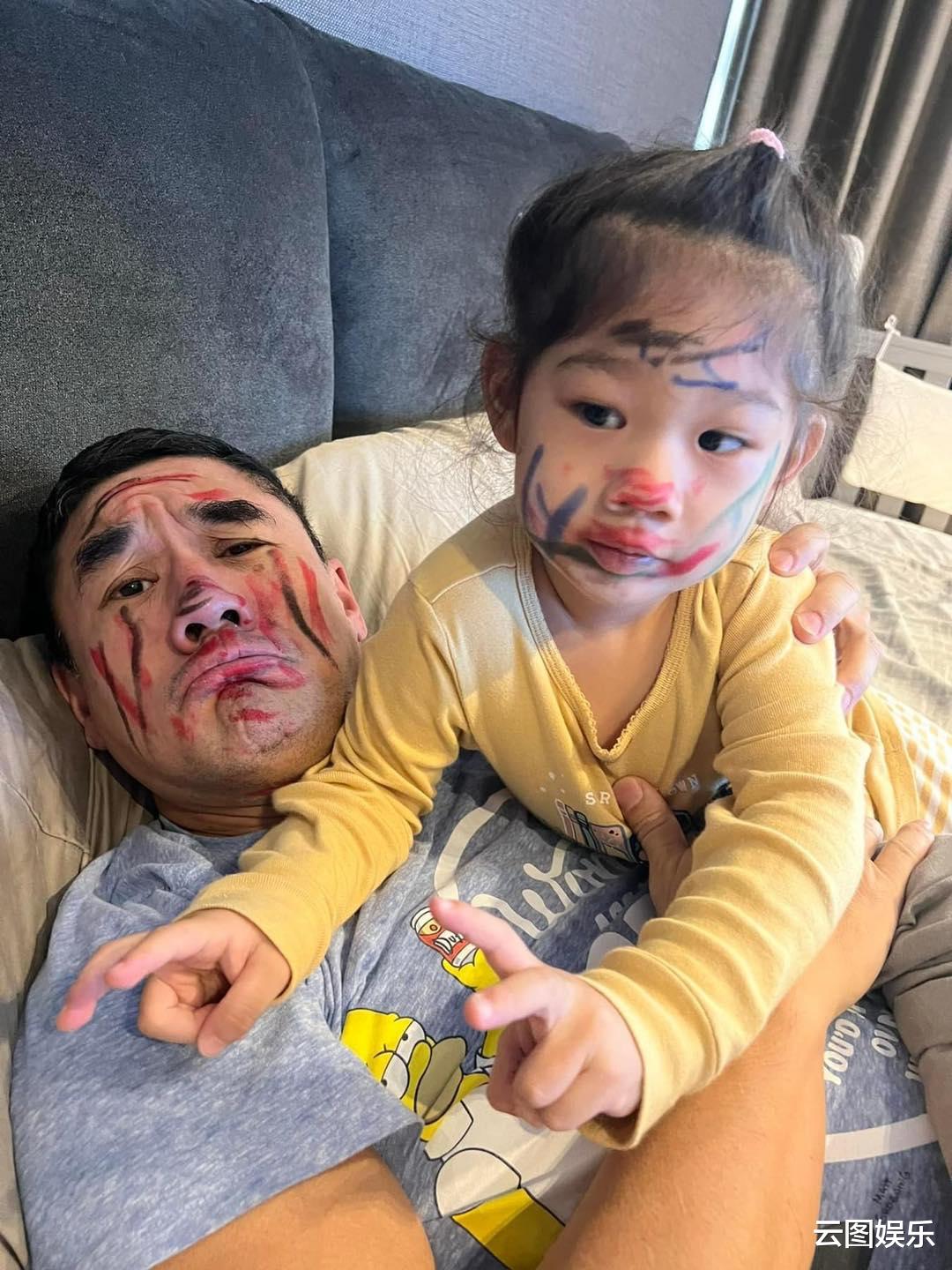 吴大维|56吴大维老来得女很幸福,被画成大花脸仍快乐,2岁女儿可爱像爸
